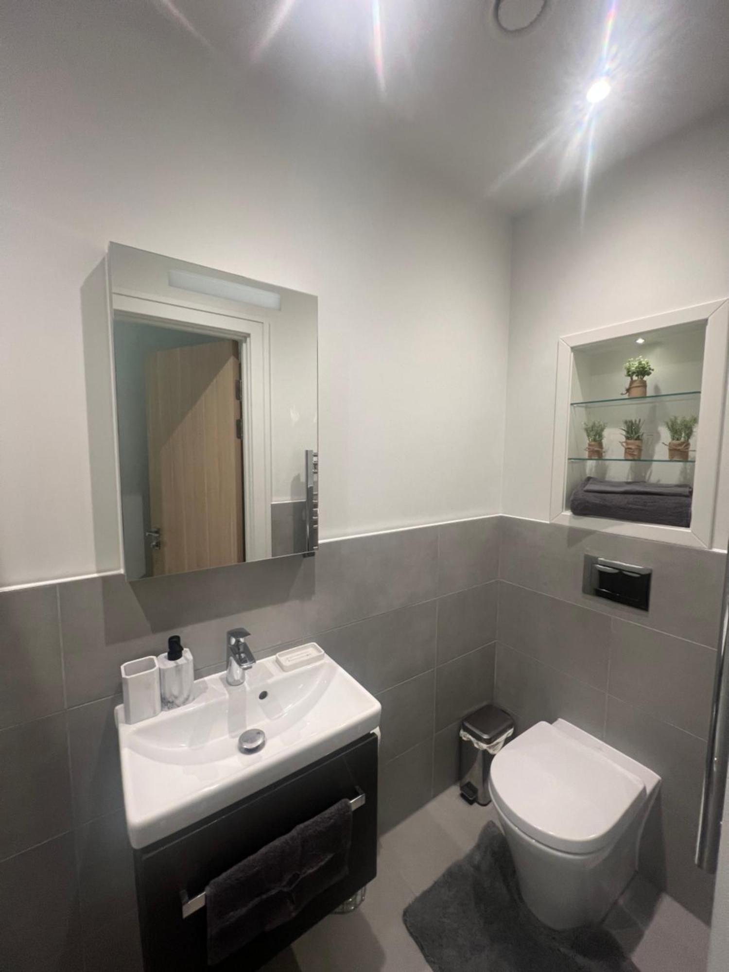 London Heathrow Airport Apartment Voyager House Terminal 12345 - Ev Electric And Parking Available Hillingdon Buitenkant foto